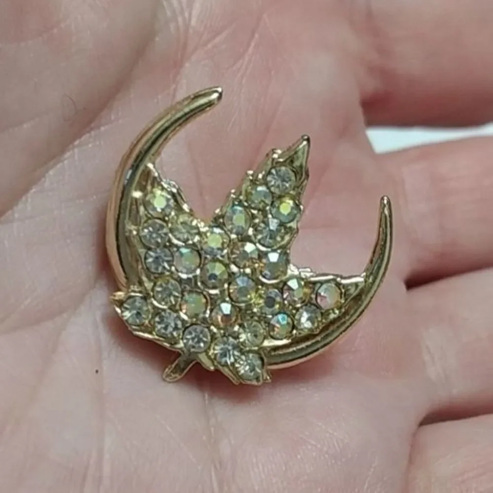 Gold tone rhinestone leaf brooch